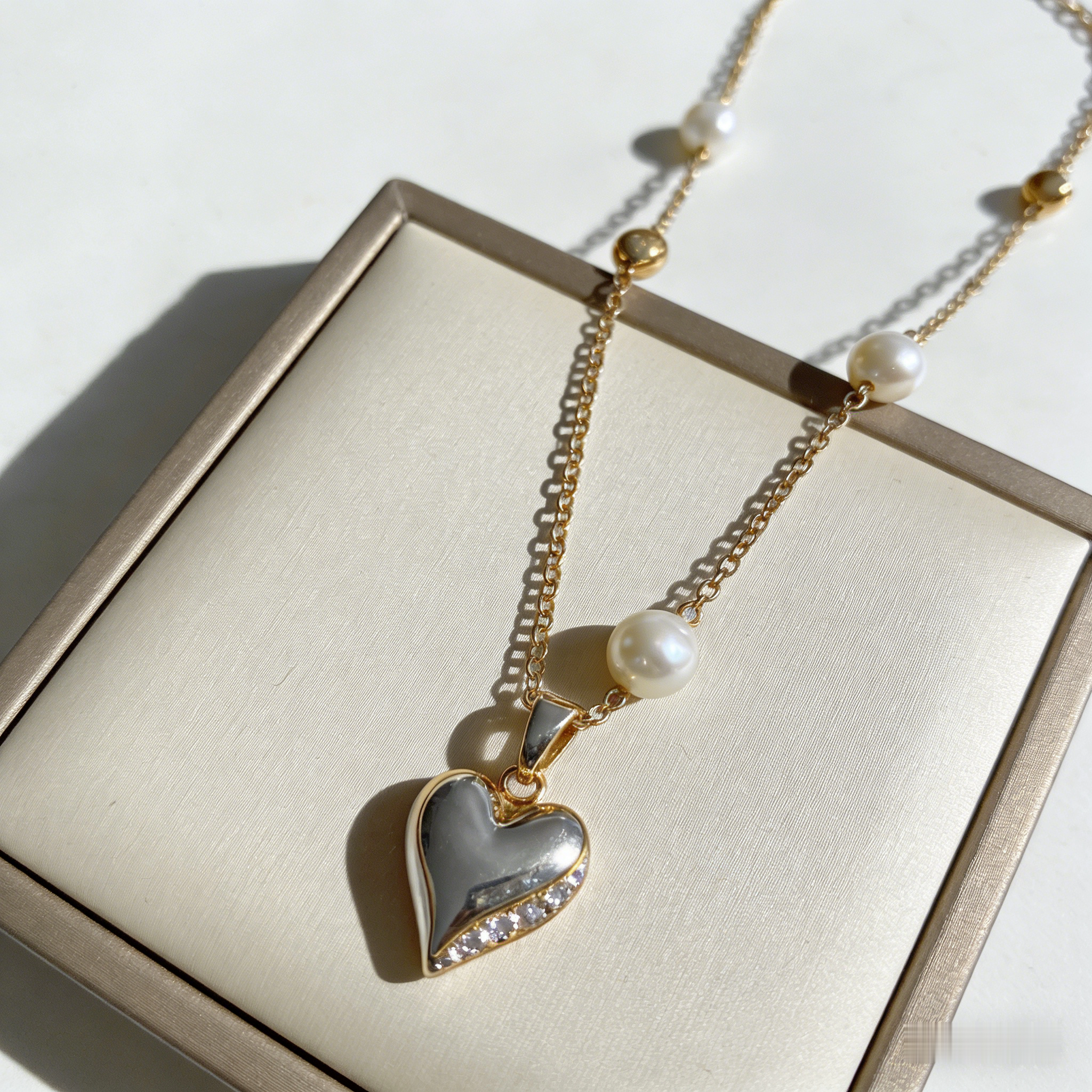 🌸 "Pearl Chain with Heart Pendant" – Lustrous Pearls & Gold Beads | Gold Heart with Stone Accent | Feminine Charm 🎀